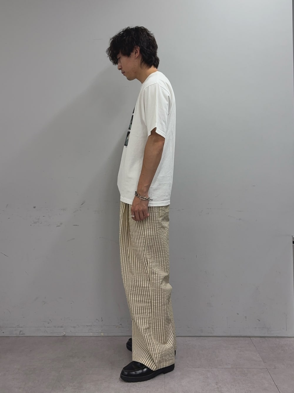 ホワイト系のTシャツ/カットソー、ベージュ系のその他パンツを着用したメンズの夏コーディネートの2枚目の写真