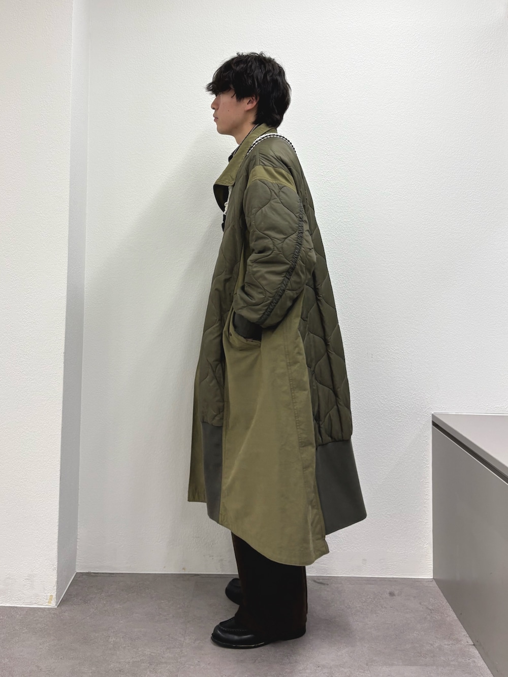 グリーン系のモッズコート、ブラウン系のシャツ/ブラウス、ブラウン系のその他パンツを着用したメンズの冬コーディネートの2枚目の写真