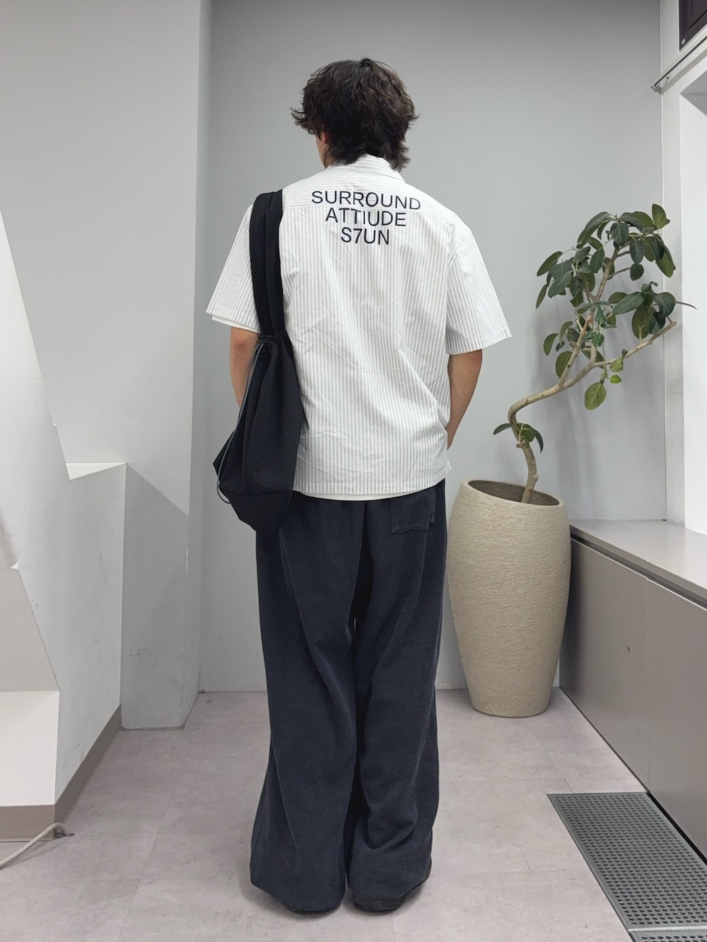 ホワイト系のシャツ/ブラウス、ホワイト系のTシャツ/カットソー、ブラック系のトートバッグを着用したメンズの夏コーディネートの2枚目の写真