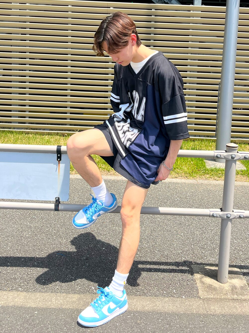 ブルー系のスニーカー、ホワイト系のトップス、ブラック系のTシャツ/カットソーを着用したメンズの夏コーディネートの4枚目の写真