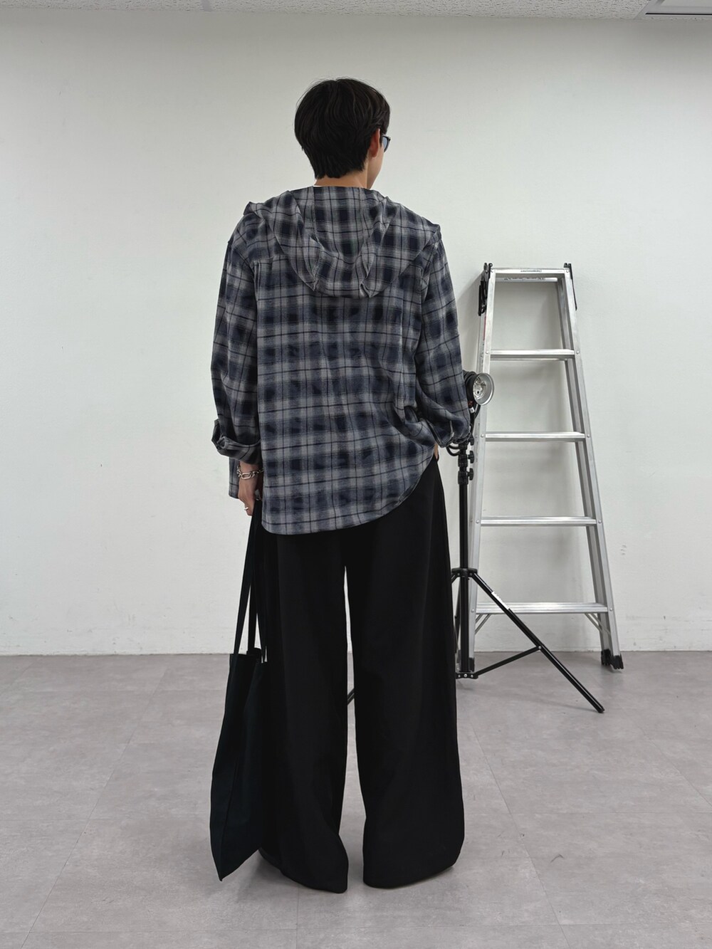 グレー系のシャツ/ブラウス、ホワイト系のTシャツ/カットソー、ブラック系のスラックスを着用したメンズの夏コーディネートの3枚目の写真