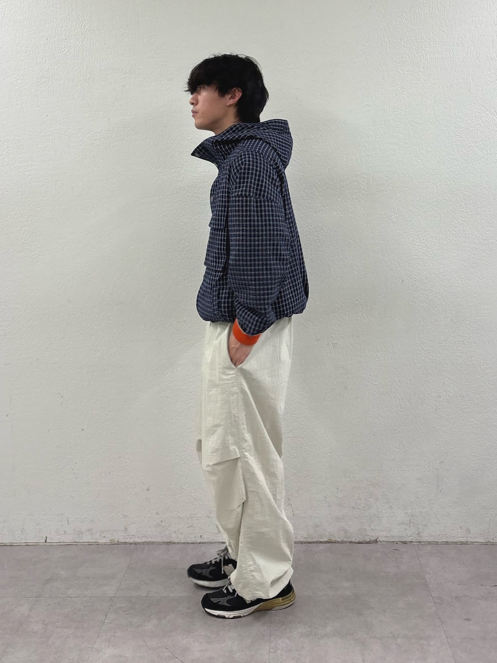 ブルー系のパーカー、グレー系のニット/セーター、グレー系のカーゴパンツを着用したメンズの冬コーディネートの2枚目の写真