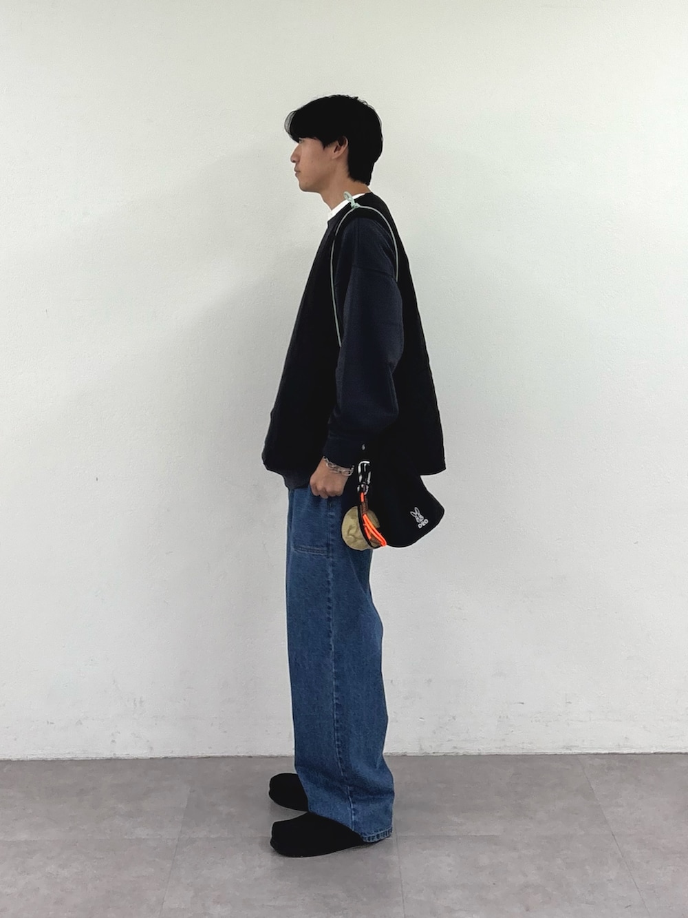 ブラック系のベスト、グレー系のスウェット、ブラック系のトートバッグを着用したメンズの秋コーディネートの2枚目の写真