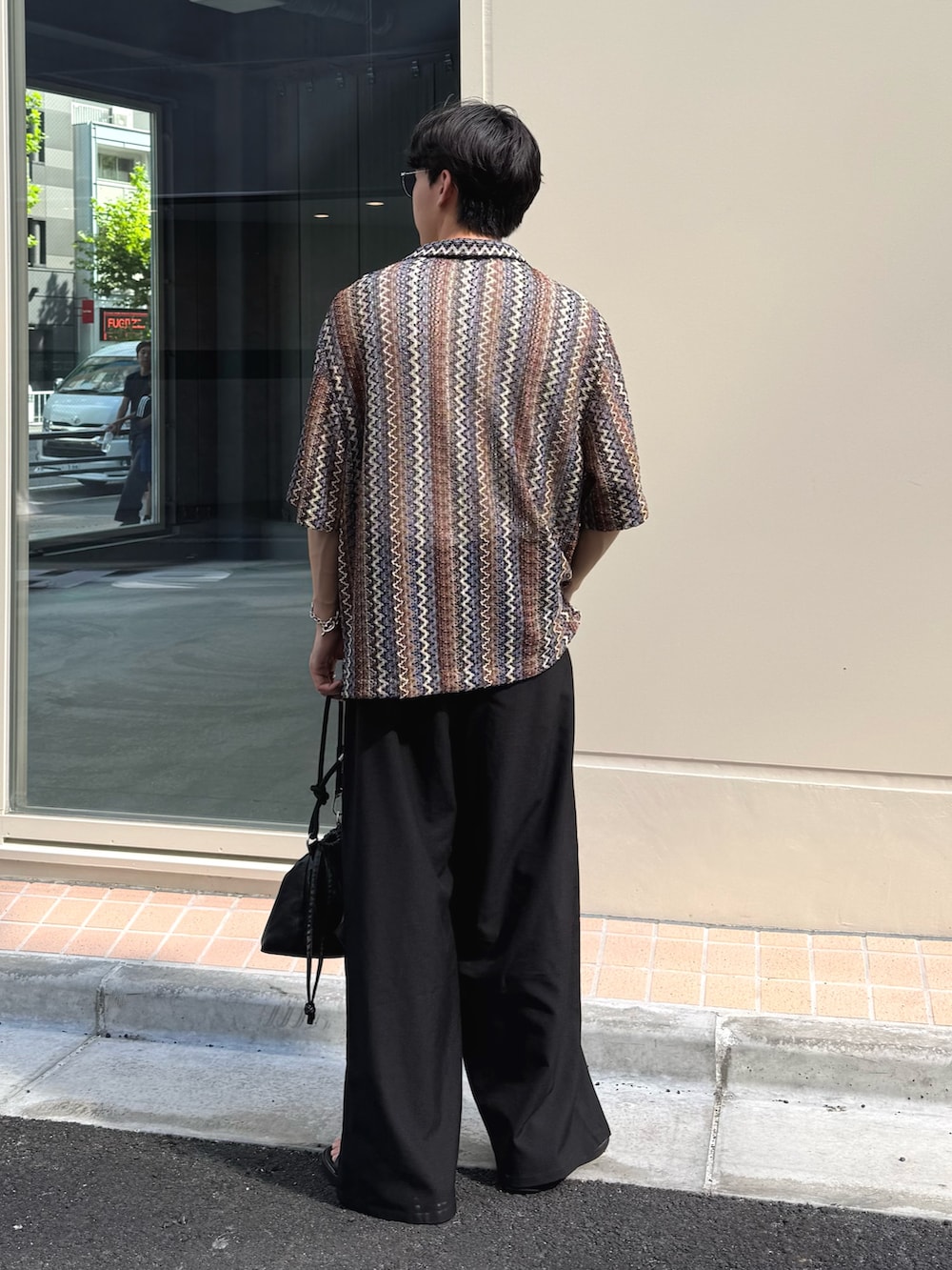 ブラウン系のシャツ/ブラウス、ホワイト系のタンクトップ、ブラック系のスラックスを着用したメンズの夏コーディネートの2枚目の写真