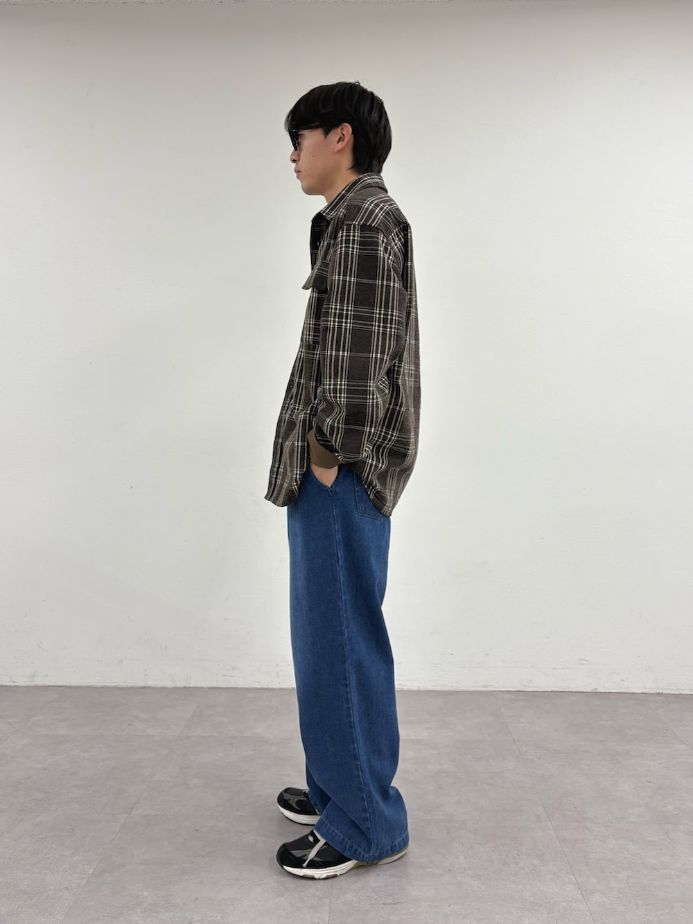 ブラウン系のシャツ/ブラウス、ブルー系のデニムパンツを着用したメンズの冬コーディネートの2枚目の写真