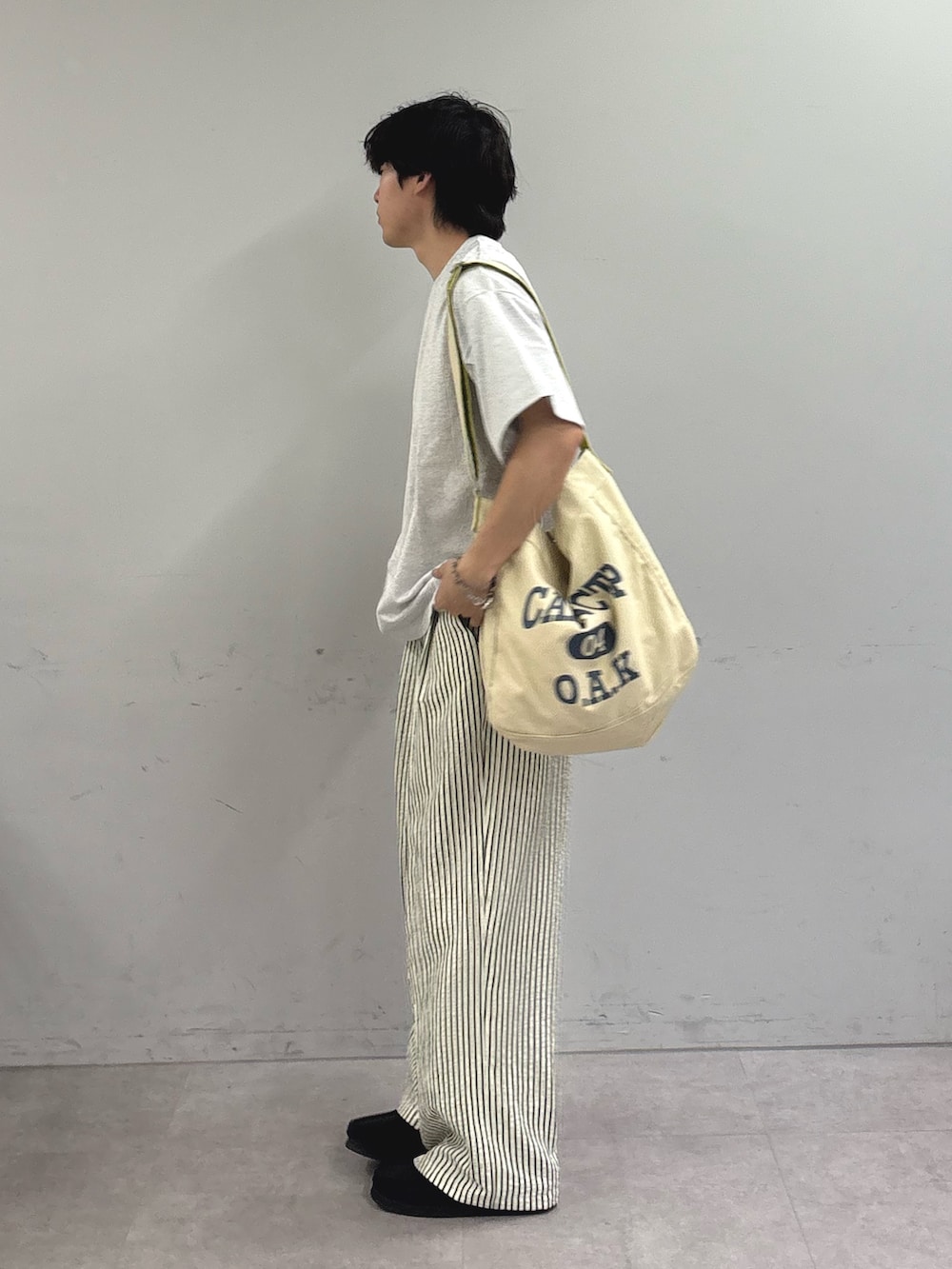 グレー系のTシャツ/カットソー、ホワイト系のその他パンツ、ホワイト系のショルダーバッグを着用したメンズの春コーディネートの3枚目の写真