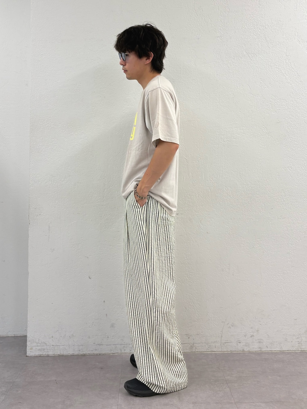 グレー系のTシャツ/カットソー、ホワイト系のその他パンツを着用したメンズの夏コーディネートの2枚目の写真