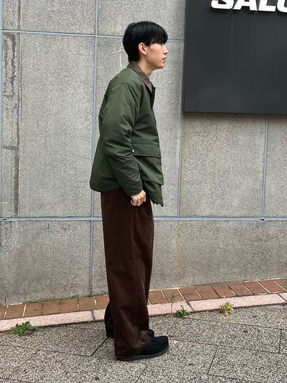 グリーン系のブルゾン、グレー系のスウェット、ブラウン系のその他パンツを着用したメンズの秋コーディネートの2枚目の写真