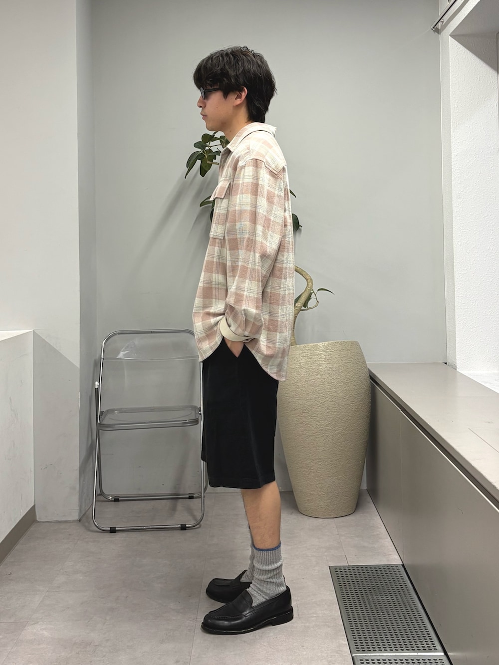 ピンク系のシャツ/ブラウスを着用したメンズの春コーディネートの2枚目の写真