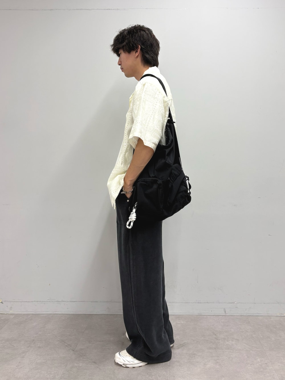 ホワイト系のシャツ/ブラウス、ホワイト系のTシャツ/カットソー、ブラック系のバックパック/リュックを着用したメンズの夏コーディネートの2枚目の写真