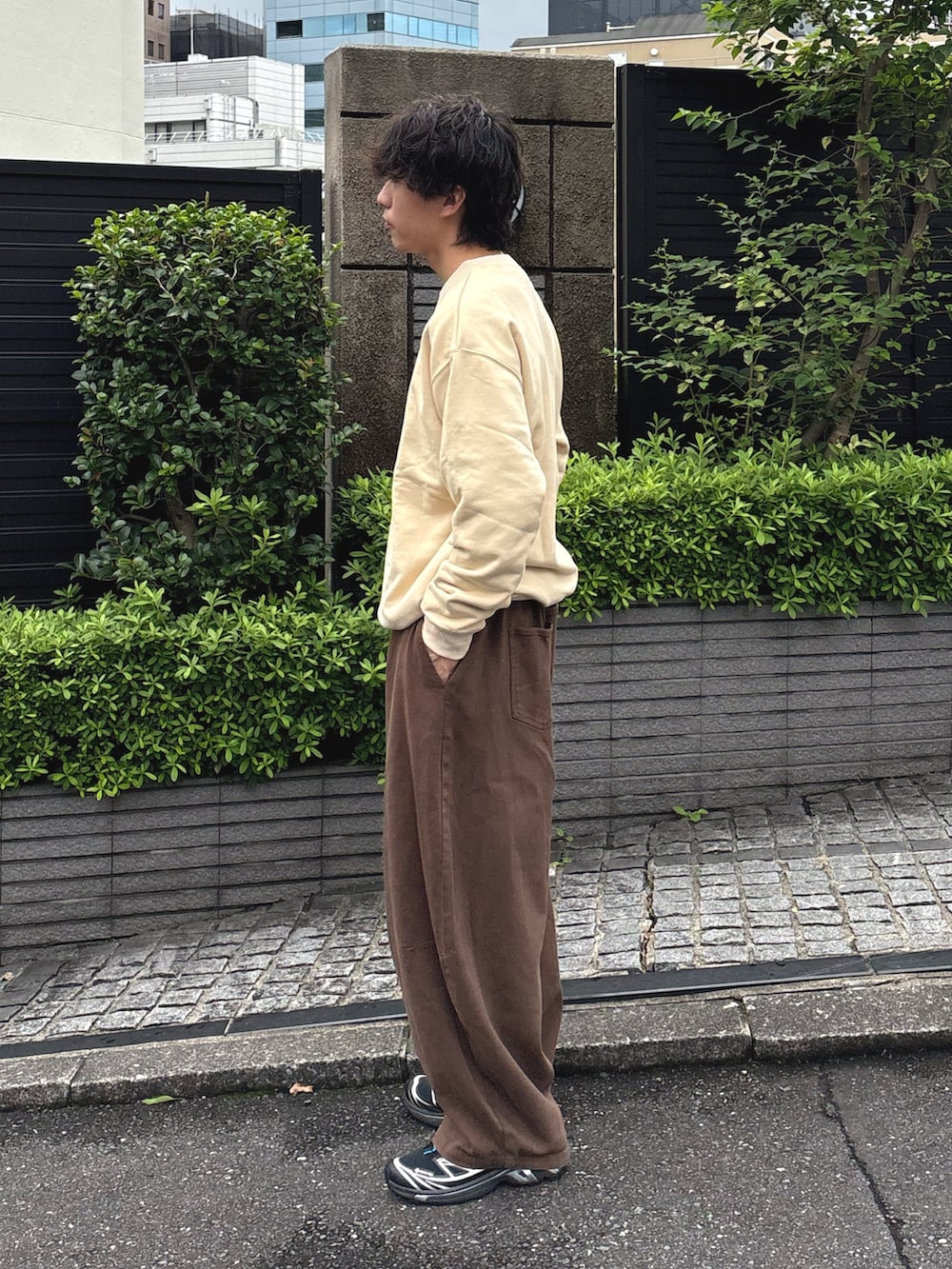 ベージュ系のスウェット、ブラウン系のデニムパンツを着用したメンズの秋コーディネートの2枚目の写真