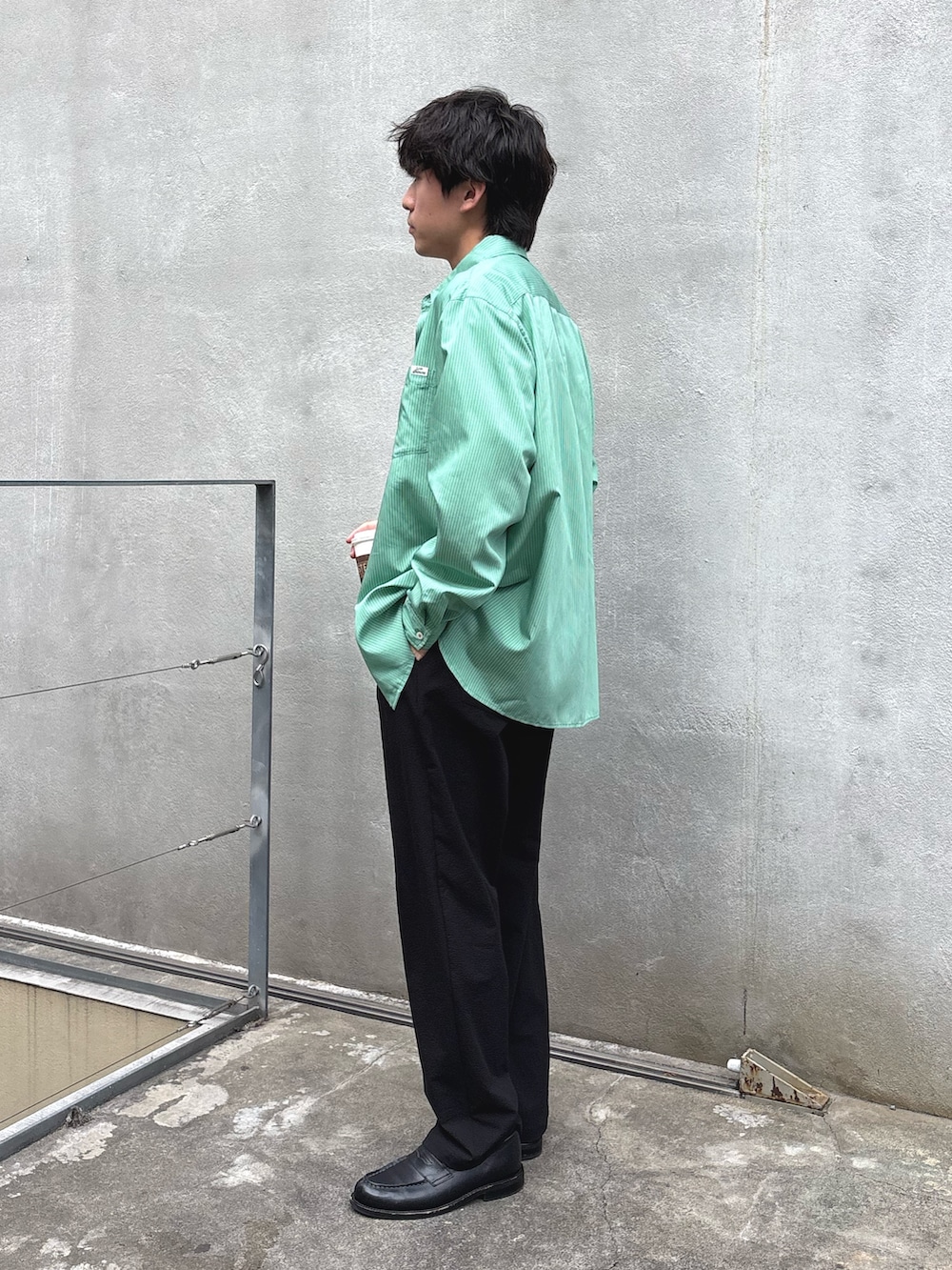 グリーン系のシャツ/ブラウス、ホワイト系のTシャツ/カットソー、ブラック系のその他パンツを着用したメンズの春コーディネートの2枚目の写真