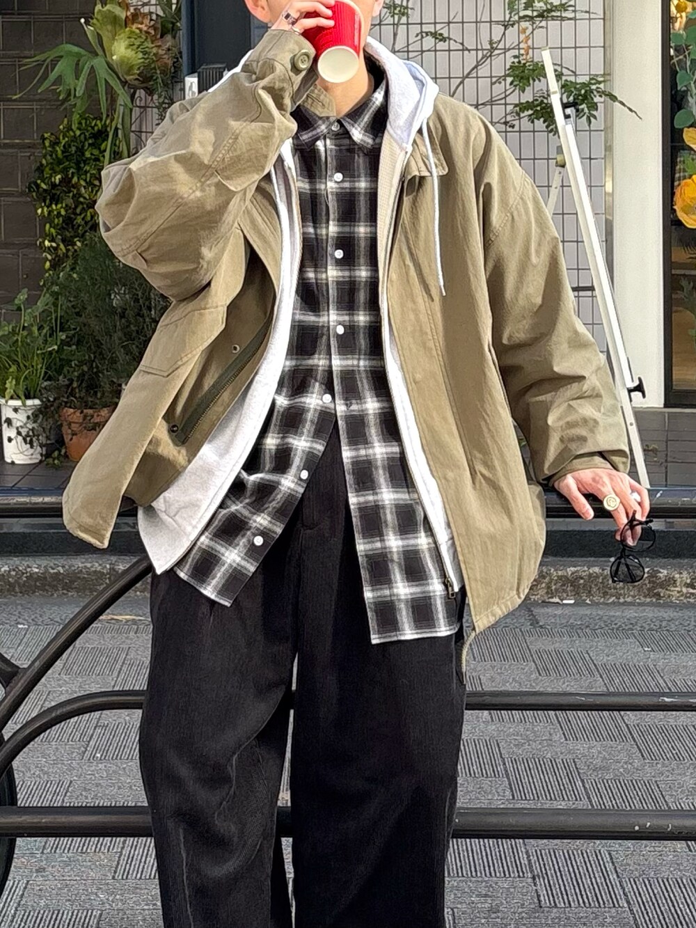 ブラック系のシャツ/ブラウス、グリーン系のモッズコート、グレー系のパーカーを着用したメンズの冬コーディネートの3枚目の写真