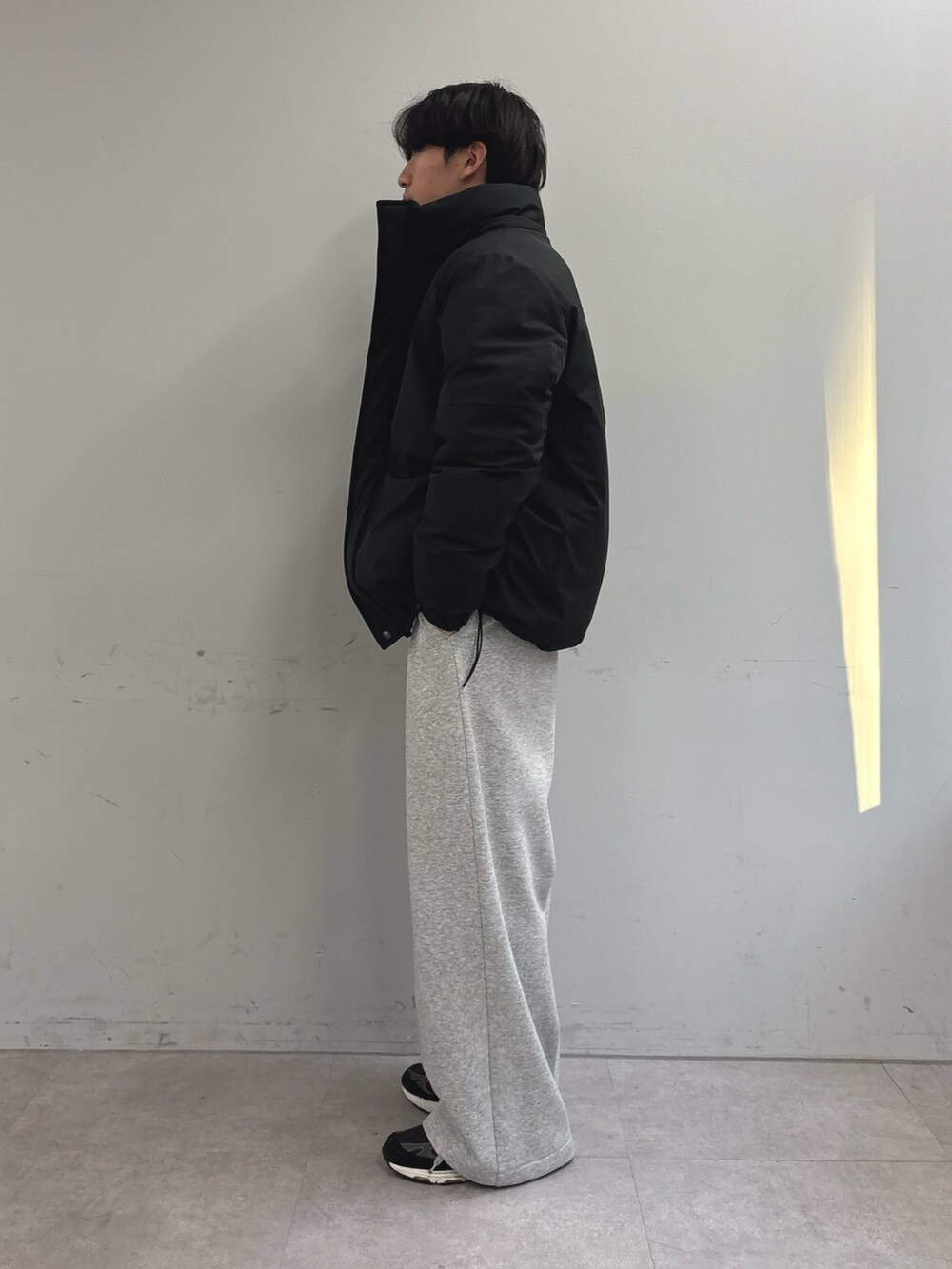 ブラック系のダウンジャケット/コート、ブラック系のスウェット、グレー系のその他パンツを着用したメンズの冬コーディネートの2枚目の写真