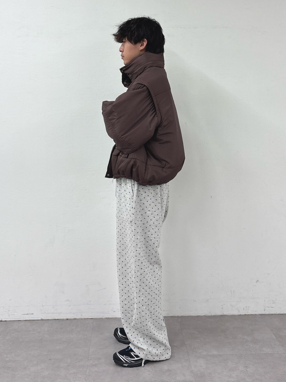 グレー系のスウェットパンツ、ブラウン系のブルゾンを着用したメンズの秋コーディネートの2枚目の写真