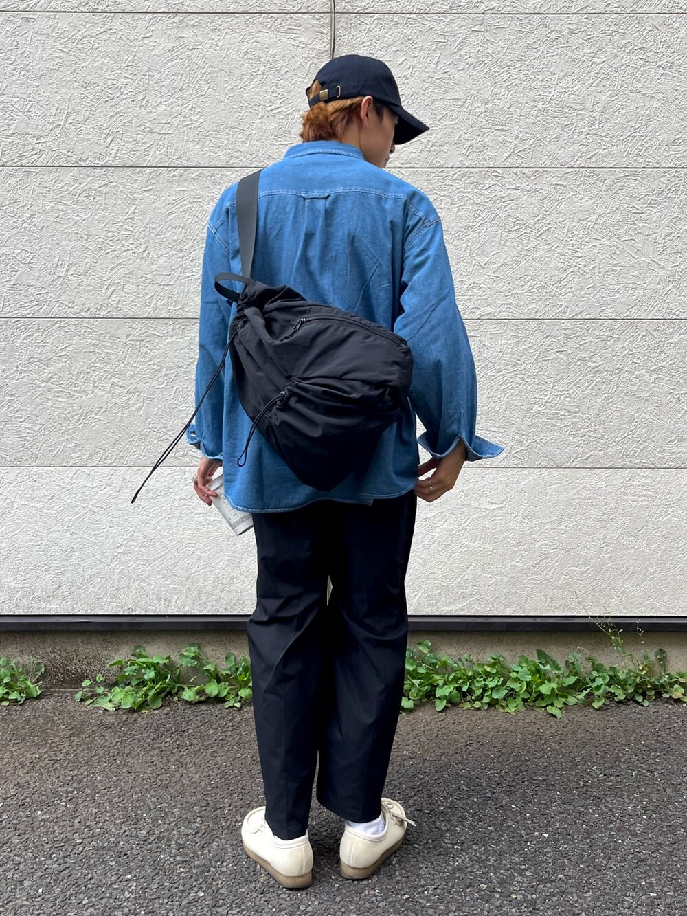 ブラック系のショルダーバッグ、ブルー系のシャツ/ブラウス、ホワイト系のTシャツ/カットソーを着用したメンズの秋コーディネートの2枚目の写真