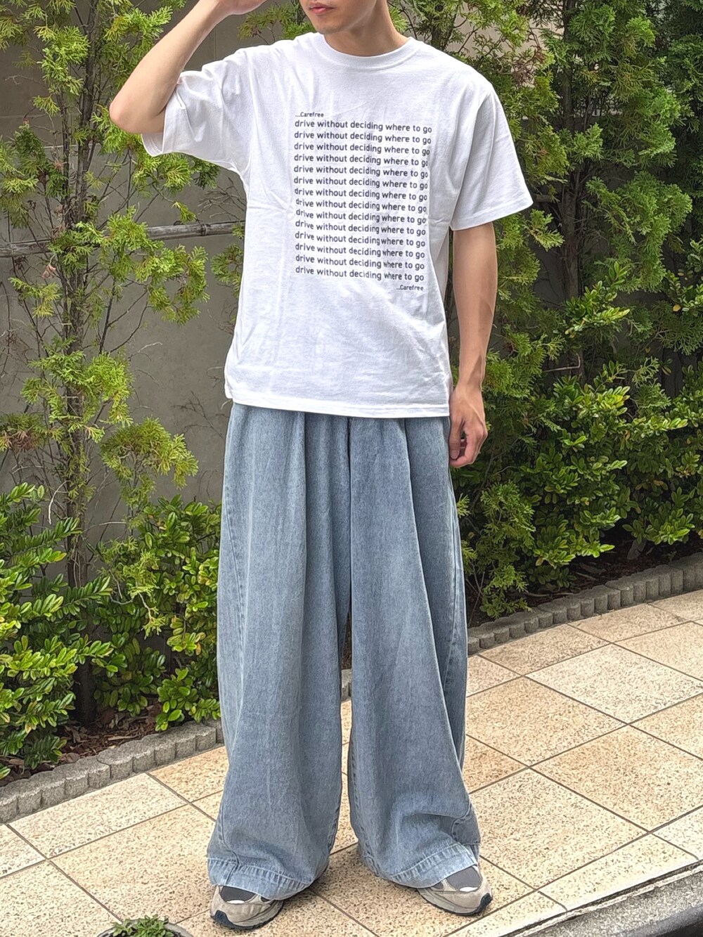 イエロー系のシャツ/ブラウス、ホワイト系のTシャツ/カットソー、ブルー系のデニムパンツを着用したメンズの春コーディネートの3枚目の写真