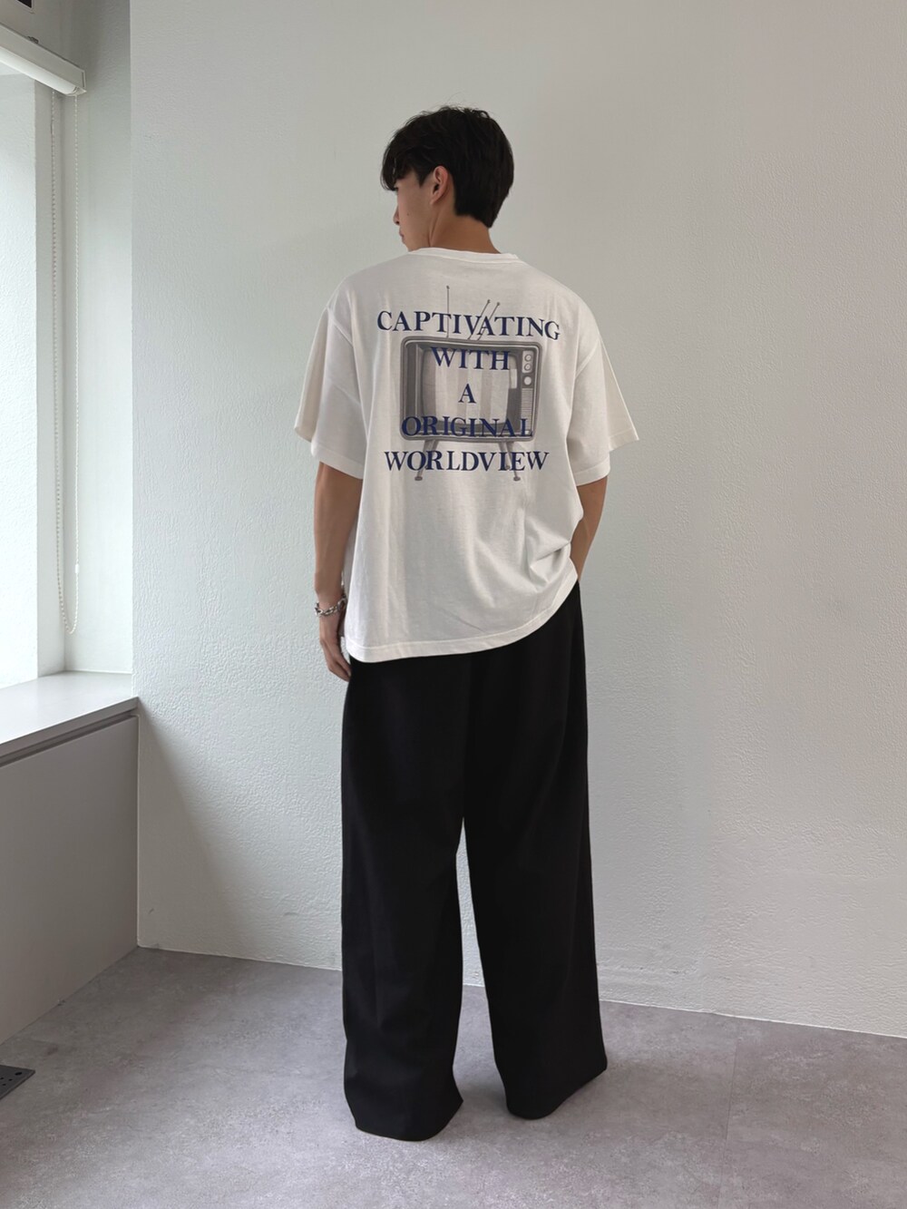 ブルー系のシャツ/ブラウス、ホワイト系のTシャツ/カットソー、ブラック系のスラックスを着用したメンズの秋コーディネートの2枚目の写真