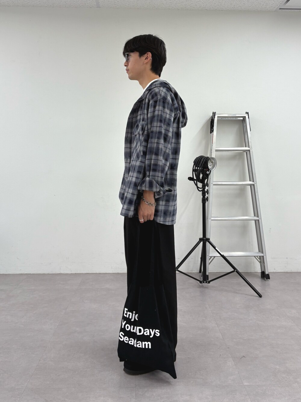 グレー系のシャツ/ブラウス、ホワイト系のTシャツ/カットソー、ブラック系のスラックスを着用したメンズの夏コーディネートの2枚目の写真