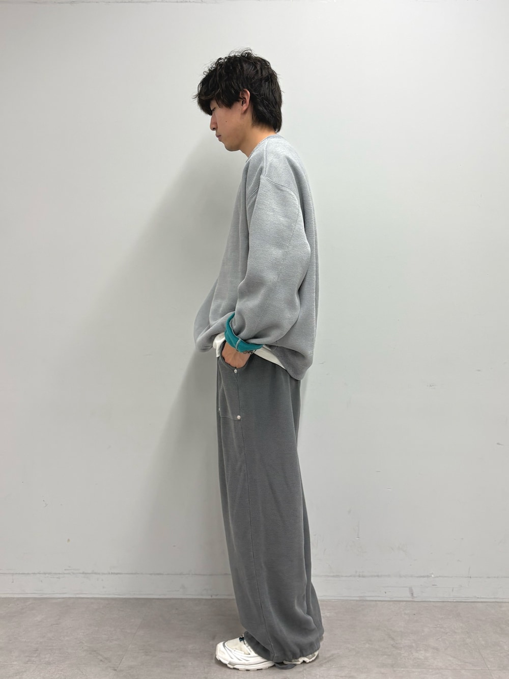 グレー系のTシャツ/カットソー、グレー系のスウェットパンツを着用したメンズの夏コーディネートの2枚目の写真