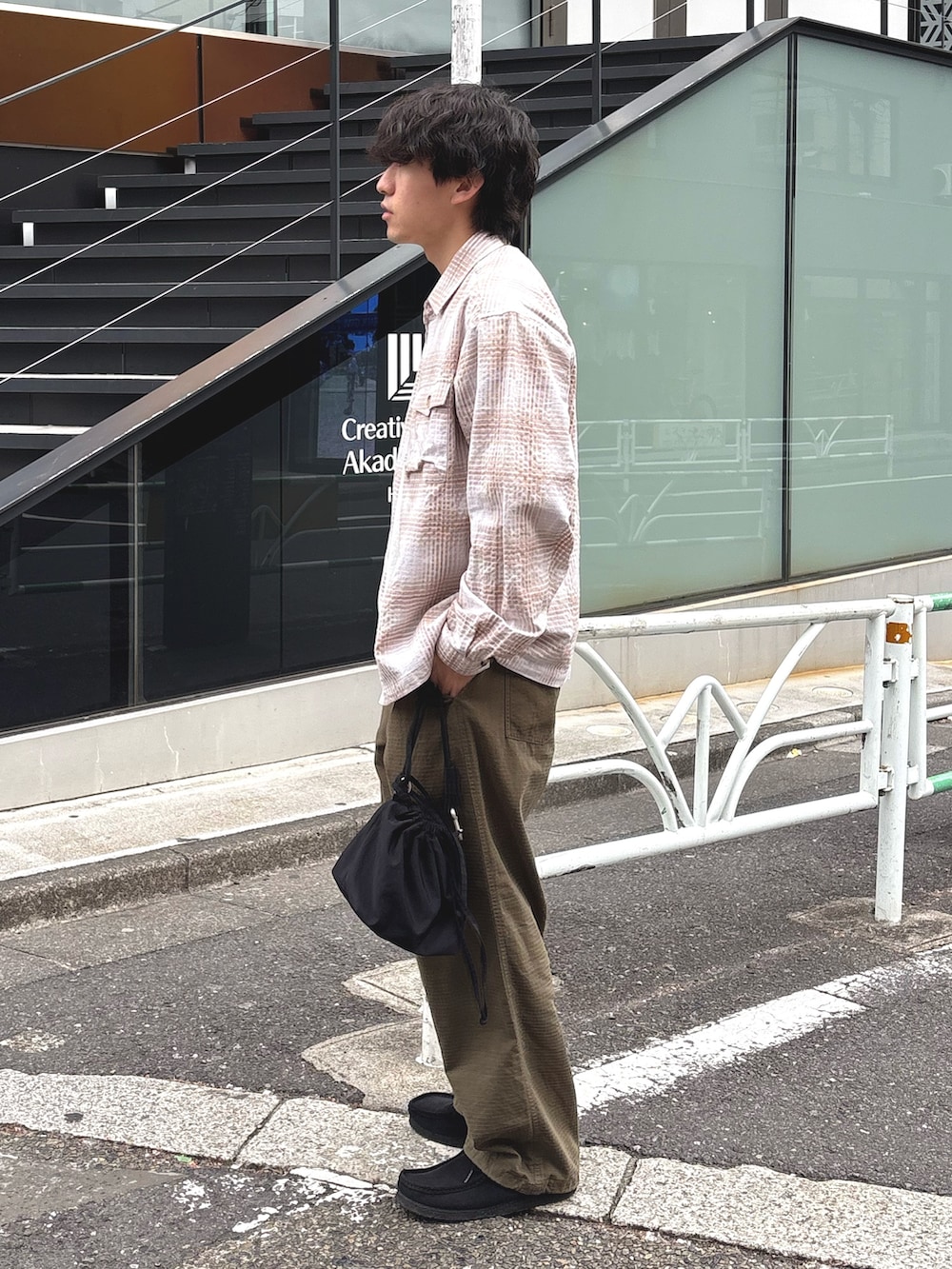 ベージュ系のシャツ/ブラウス、グレー系のTシャツ/カットソー、グリーン系のその他パンツを着用したメンズの冬コーディネートの2枚目の写真