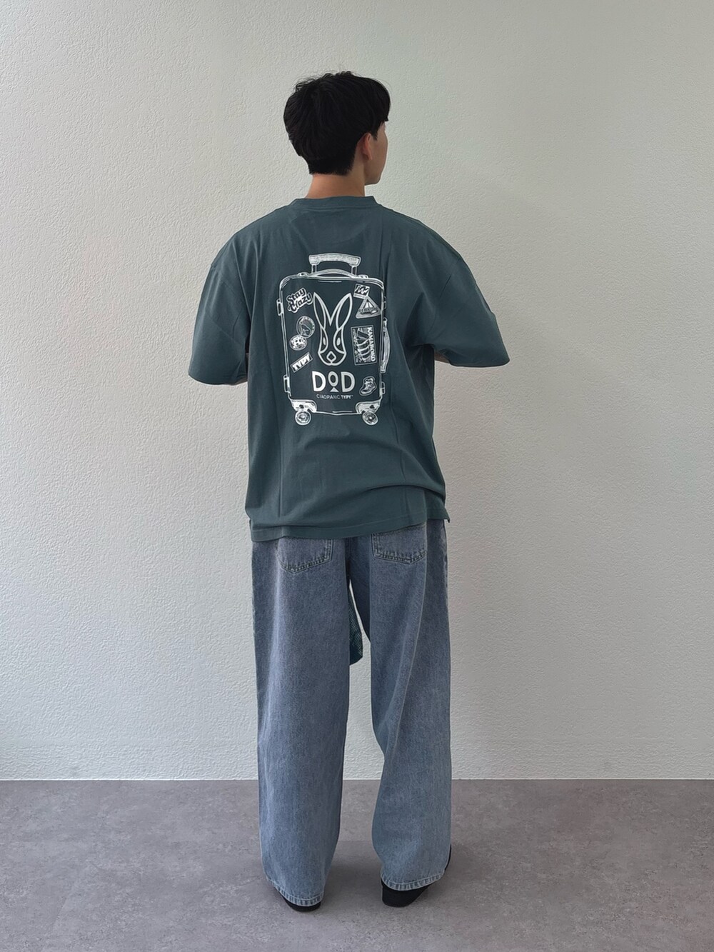 ブルー系のTシャツ/カットソー、ブルー系のデニムパンツを着用したメンズの春コーディネートの3枚目の写真