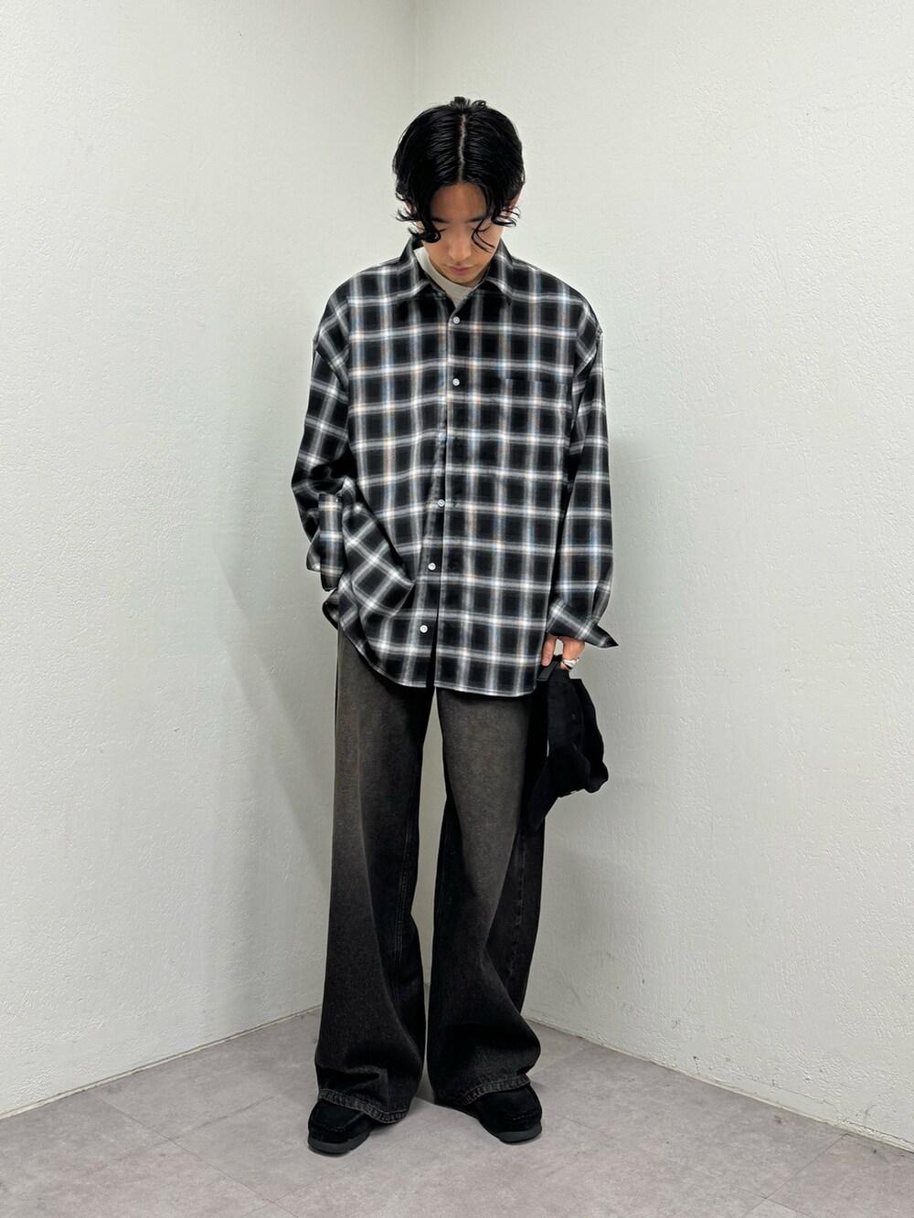 グレー系のシャツ/ブラウス、ブラック系のデニムパンツ、ブラック系のスニーカーを着用したメンズの秋コーディネートの2枚目の写真