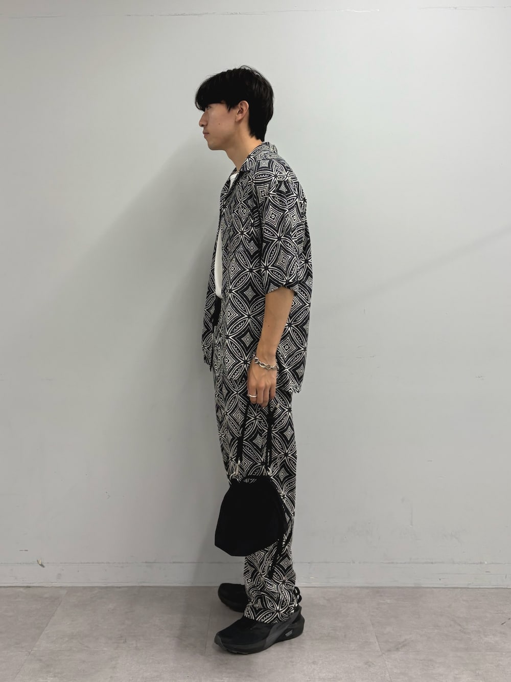 ブラック系のシャツ/ブラウス、ホワイト系のタンクトップ、ブラック系のその他パンツを着用したメンズの夏コーディネートの2枚目の写真