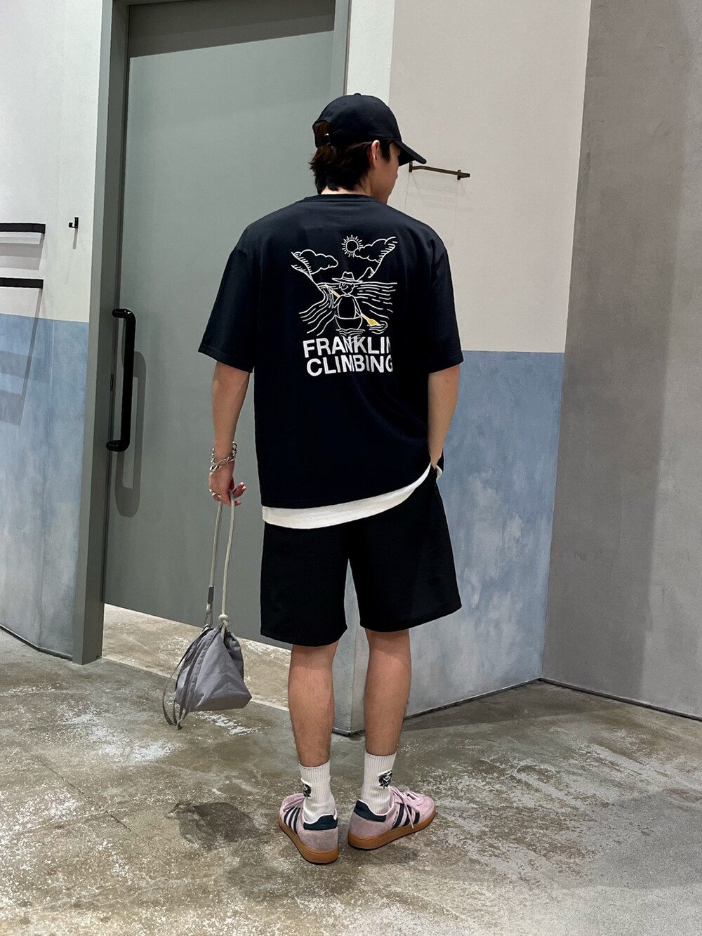 ブラック系のTシャツ/カットソー、ブラック系のその他パンツ、グレー系のショルダーバッグを着用したメンズの夏コーディネートの2枚目の写真