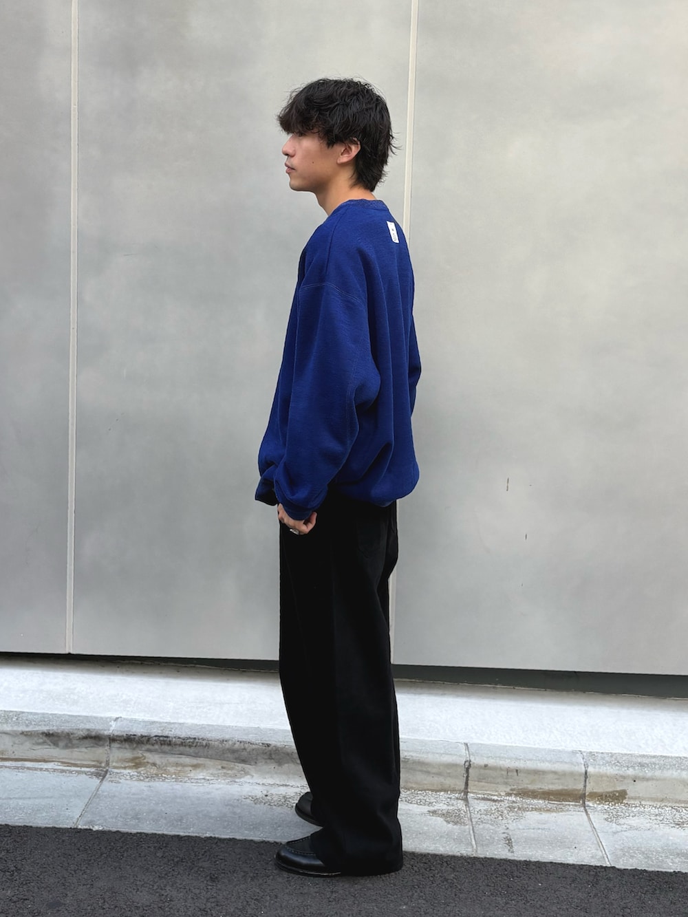 ブルー系のTシャツ/カットソー、ブラック系のデニムパンツを着用したメンズの夏コーディネートの2枚目の写真
