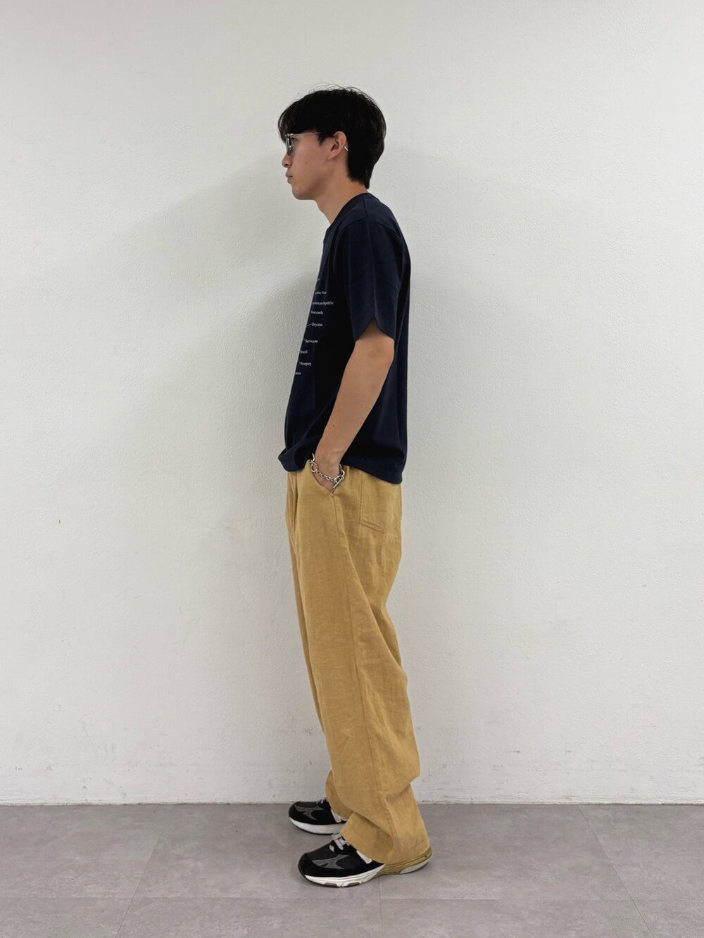 ベージュ系のチノパンツ、ブルー系のTシャツ/カットソーを着用したメンズの夏コーディネートの2枚目の写真