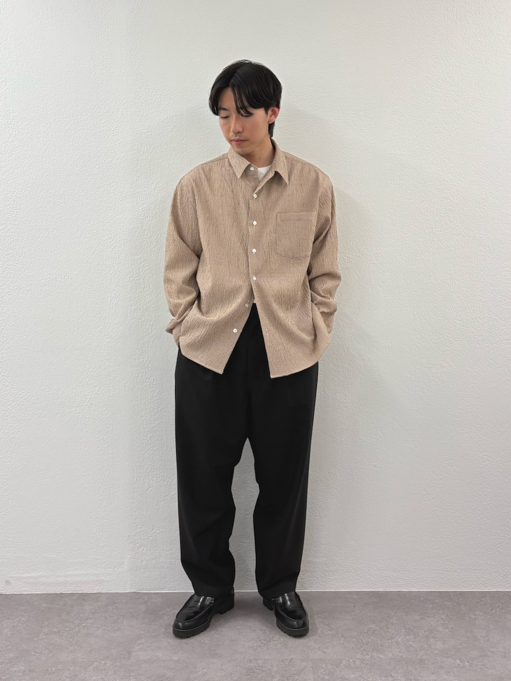 グリーン系のショルダーバッグ、グレー系のブルゾン、ブラウン系のシャツ/ブラウスを着用したメンズの春コーディネートの3枚目の写真