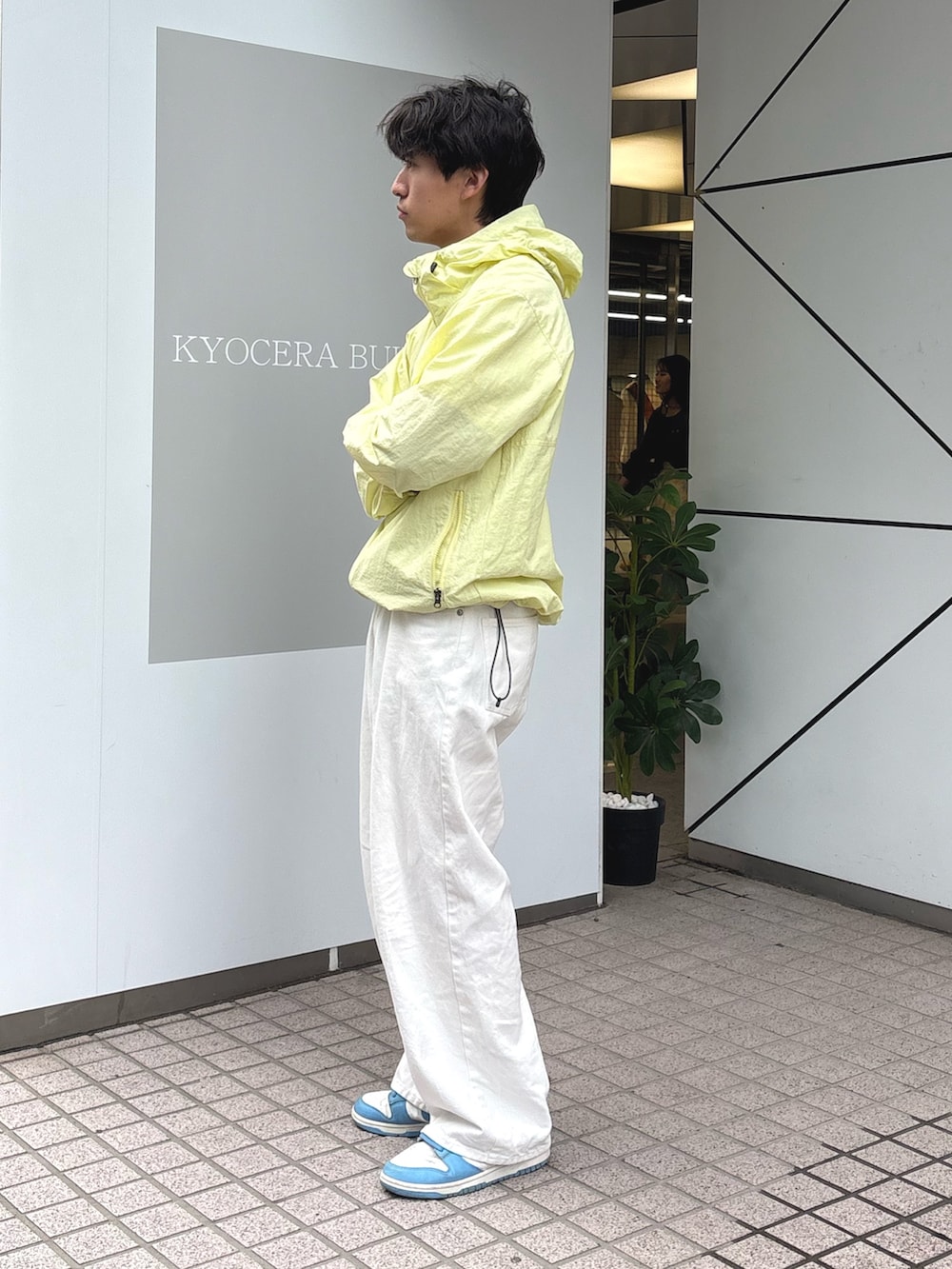 イエロー系のパーカーを着用したメンズの冬コーディネートの2枚目の写真