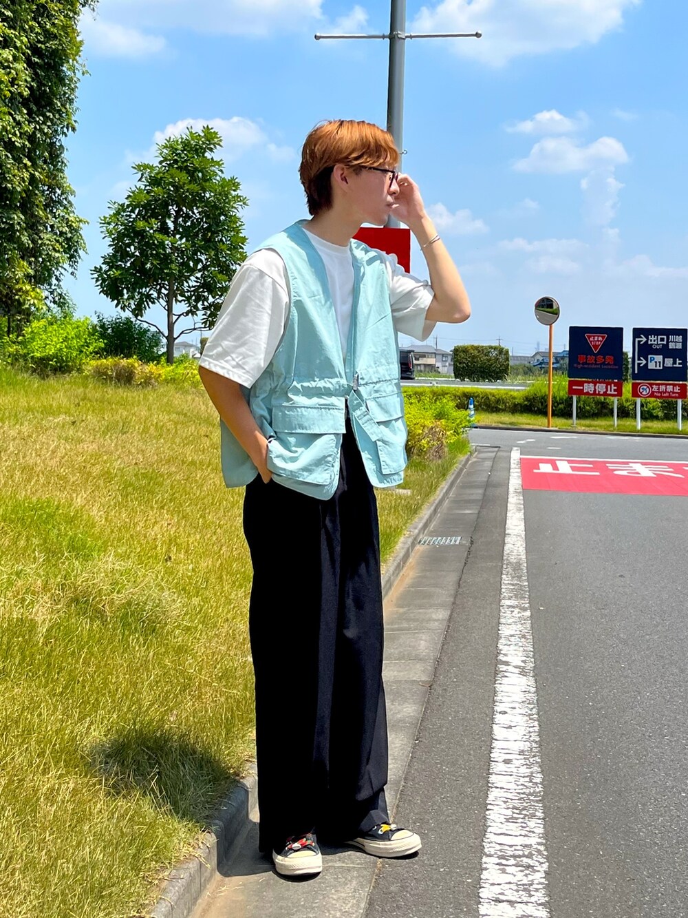 ホワイト系のTシャツ/カットソー、ブルー系のベスト、ブラック系のパンツを着用したメンズの夏コーディネートの2枚目の写真