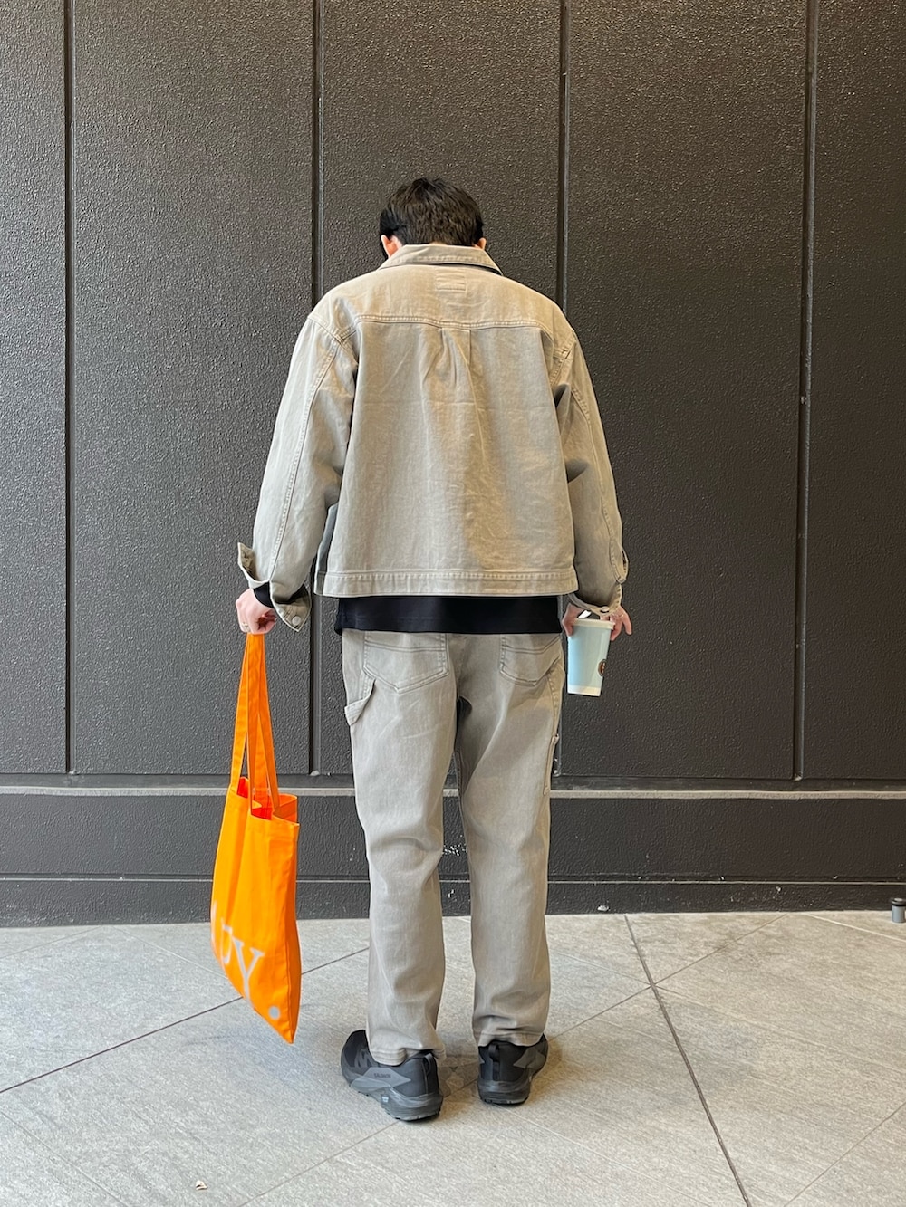 ブラック系のスニーカー、グレー系のデニムパンツ、グレー系のデニムジャケットを着用したメンズの春コーディネートの2枚目の写真