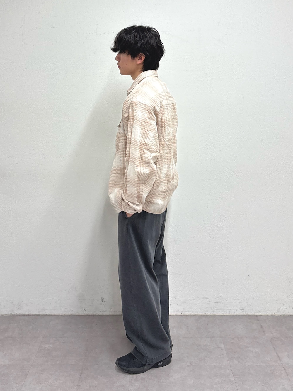 ベージュ系のシャツ/ブラウス、グレー系のその他パンツを着用したメンズの冬コーディネートの2枚目の写真