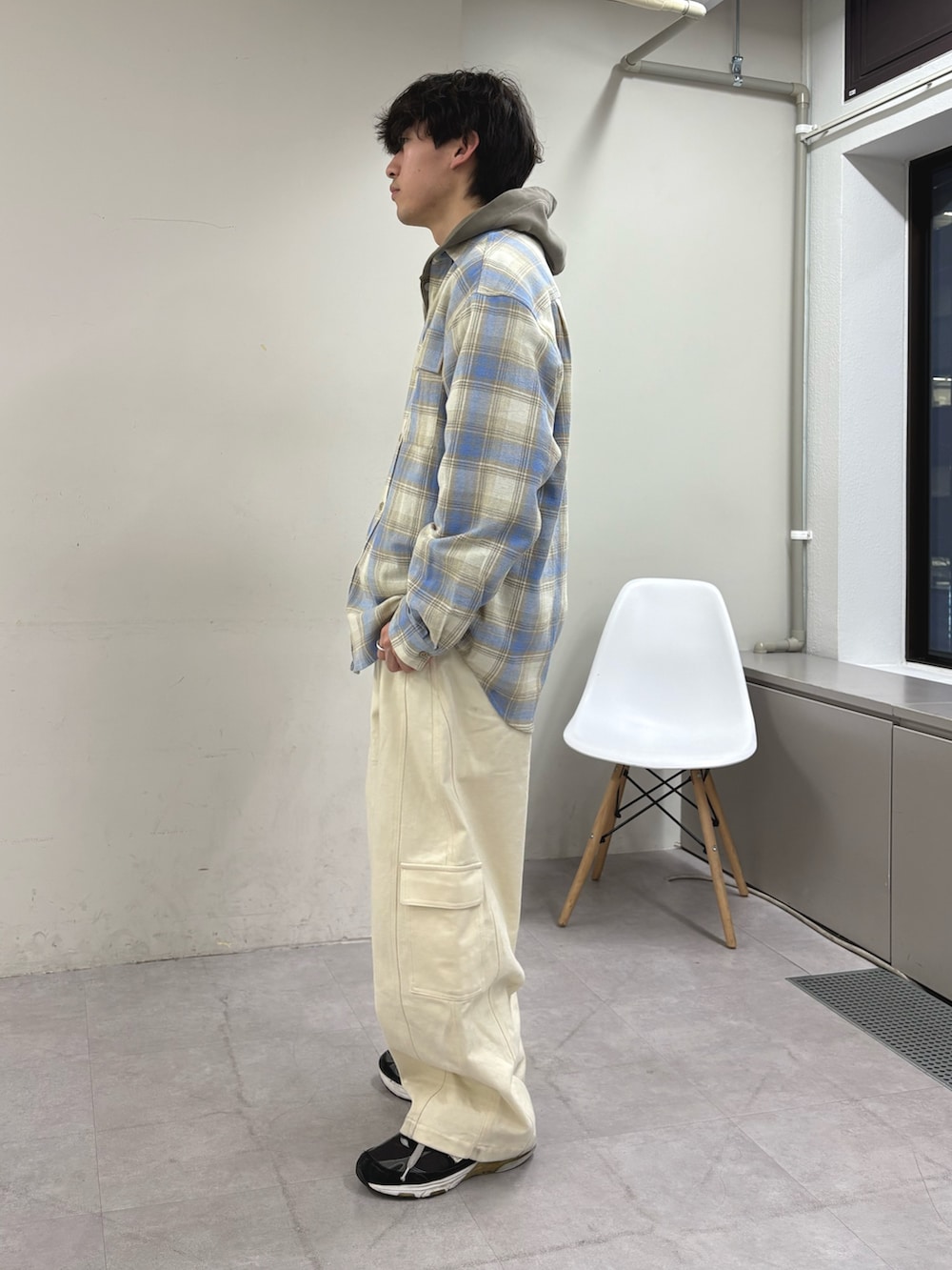 ベージュ系のパーカー、ベージュ系のシャツ/ブラウス、ホワイト系のカーゴパンツを着用したメンズの冬コーディネートの2枚目の写真