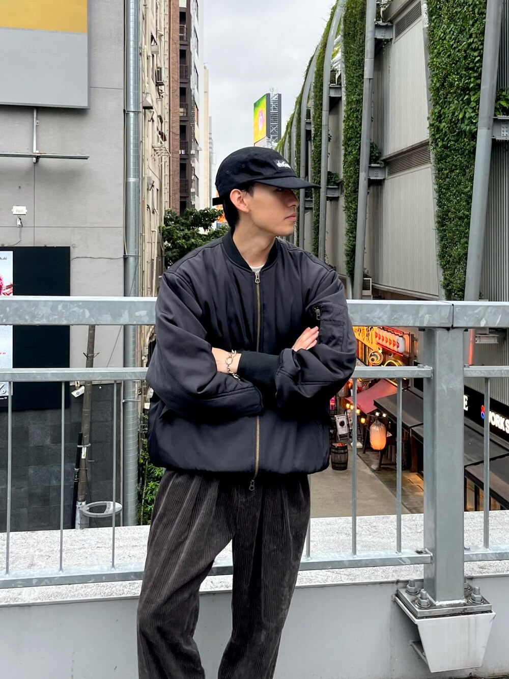 ブラック系のブルゾン、グレー系のその他パンツ、ブラック系のスニーカーを着用したメンズの秋コーディネートの3枚目の写真