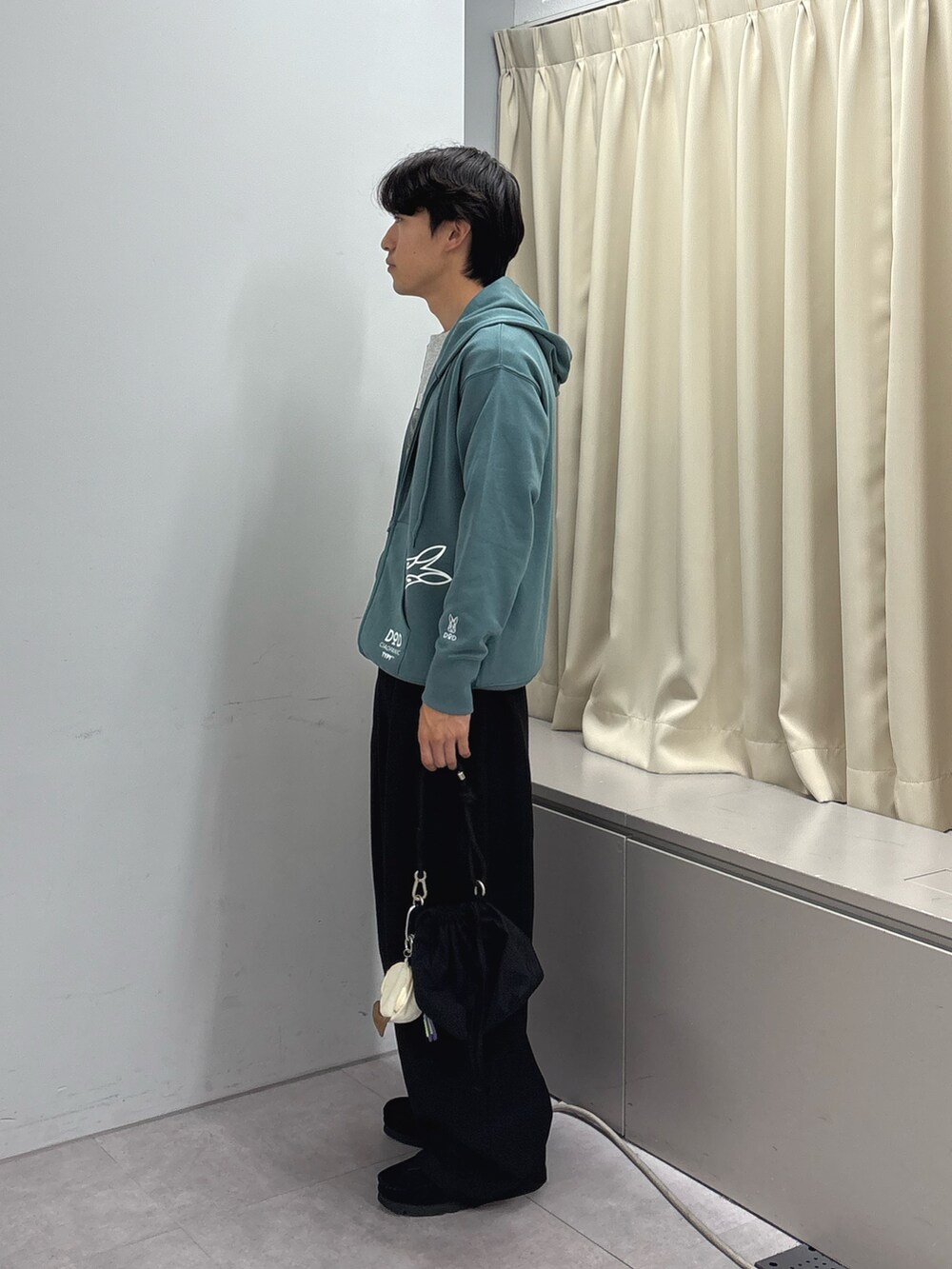 グレー系のTシャツ/カットソー、ブルー系のパーカー、ブラック系のスラックスを着用したメンズの秋コーディネートの2枚目の写真