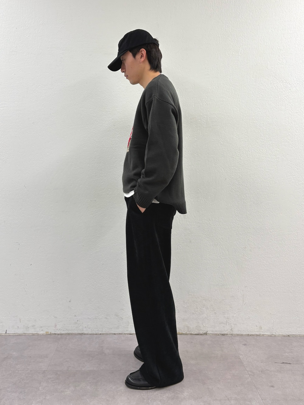 グレー系のニット/セーター、ブラック系のその他パンツ、ブラック系のキャップを着用したメンズの冬コーディネートの2枚目の写真