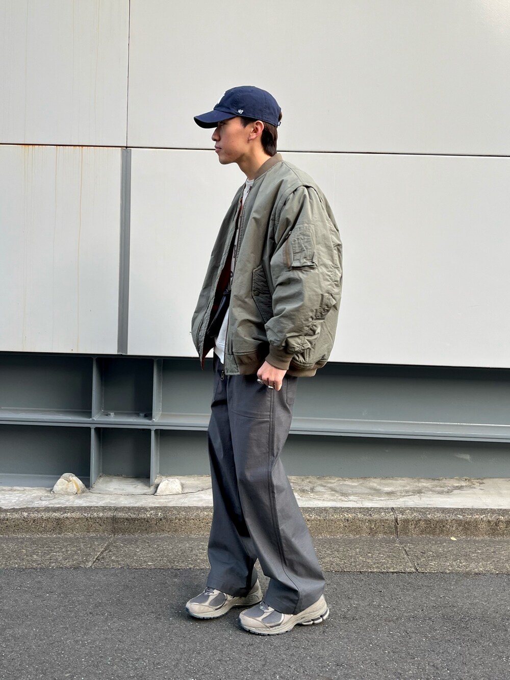 グレー系のスニーカー、グレー系のその他パンツ、グリーン系のMA-1を着用したメンズの冬コーディネートの2枚目の写真