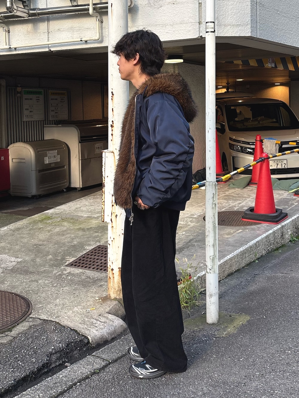 ブルー系のMA-1、ブラック系のTシャツ/カットソー、ブラック系のデニムパンツを着用したメンズの秋コーディネートの2枚目の写真