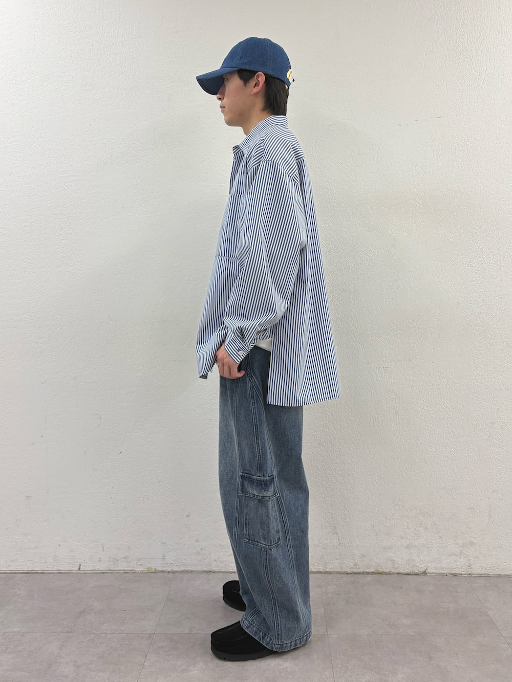 ブルー系のシャツ/ブラウス、ホワイト系のTシャツ/カットソー、ブルー系のカーゴパンツを着用したメンズの春コーディネートの2枚目の写真