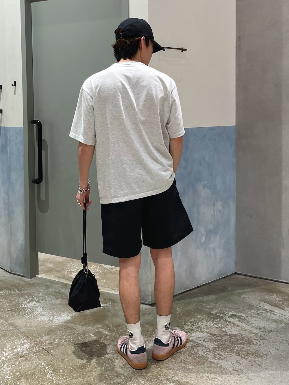 グレー系のTシャツ/カットソー、ブラック系のその他パンツ、ピンク系のスニーカーを着用したメンズの夏コーディネートの3枚目の写真