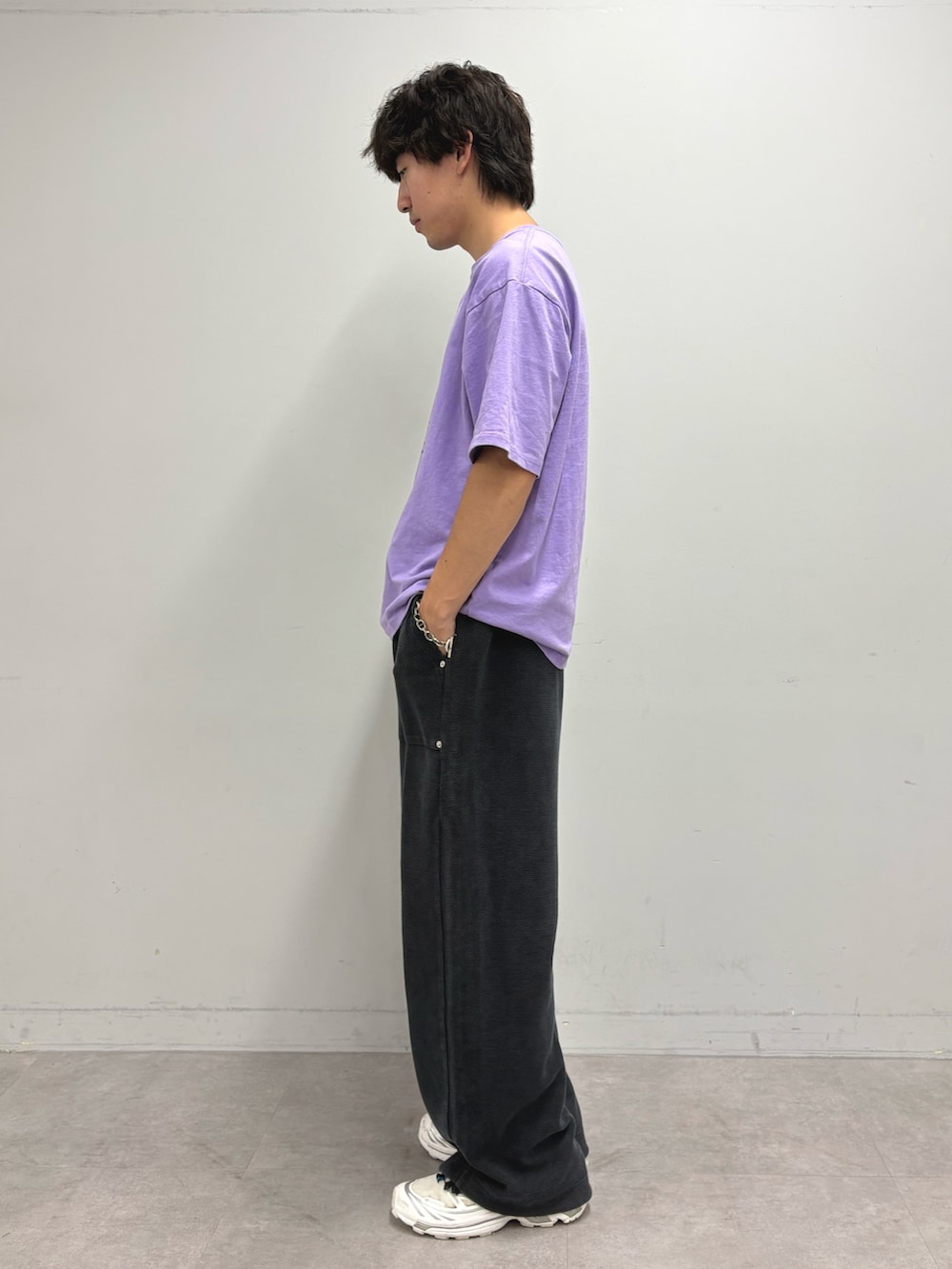パープル系のTシャツ/カットソー、ブラック系のスウェットパンツを着用したメンズの夏コーディネートの2枚目の写真