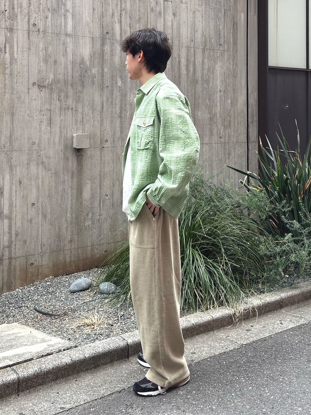 グリーン系のシャツ/ブラウス、ホワイト系のTシャツ/カットソー、ベージュ系のスウェットパンツを着用したメンズの春コーディネートの2枚目の写真