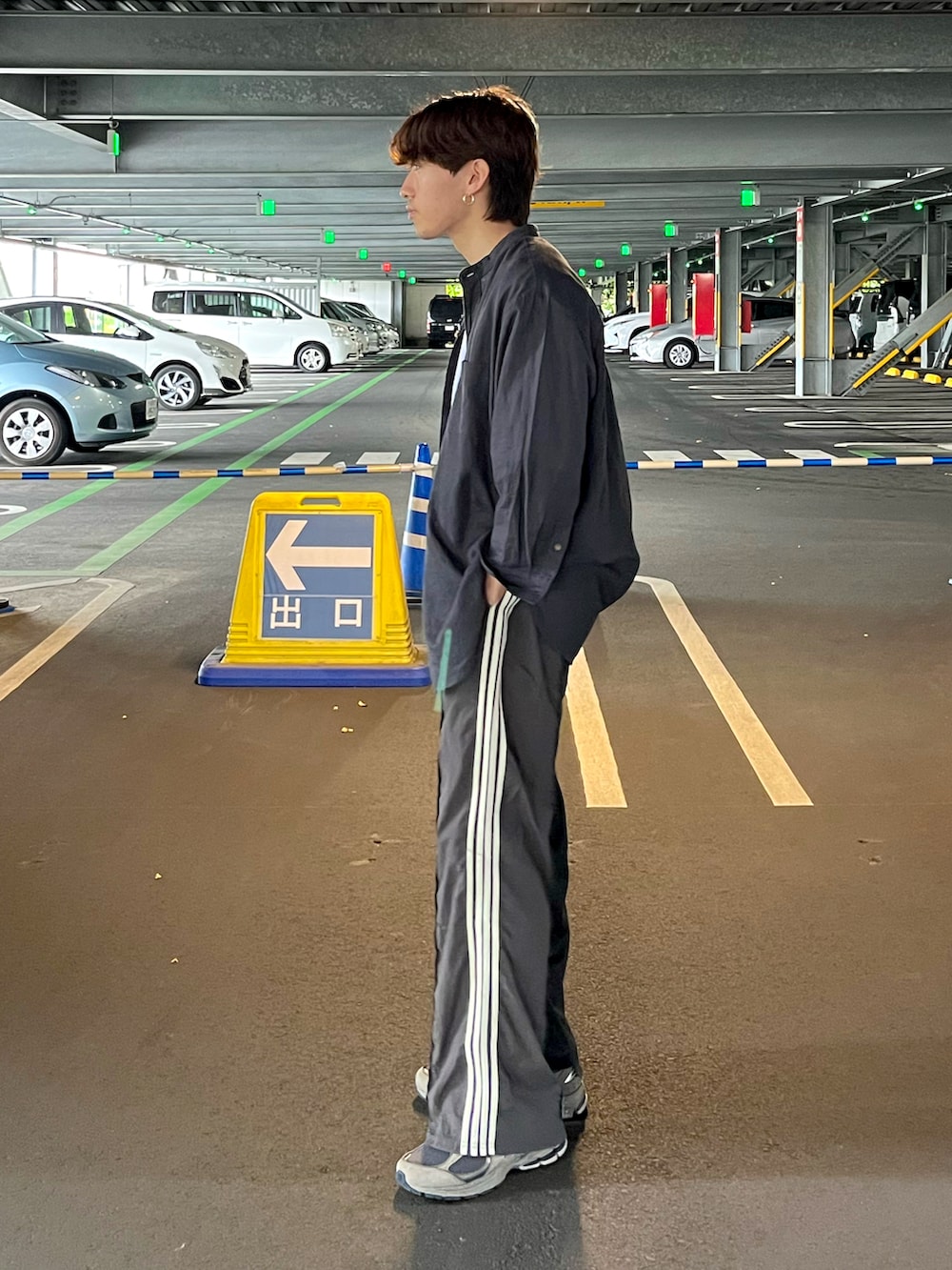 グレー系のスニーカー、グレー系のその他パンツ、グレー系のシャツ/ブラウスを着用したメンズの夏コーディネートの2枚目の写真