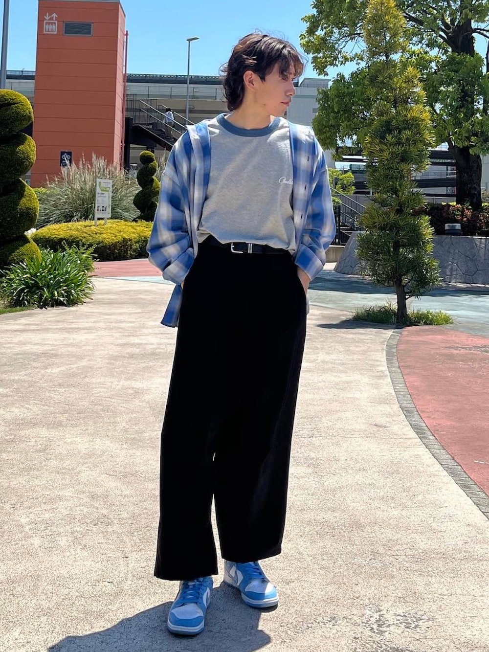 ブルー系のスニーカー、ブラック系のチノパンツ、その他のTシャツ/カットソーを着用したメンズの夏コーディネートの3枚目の写真