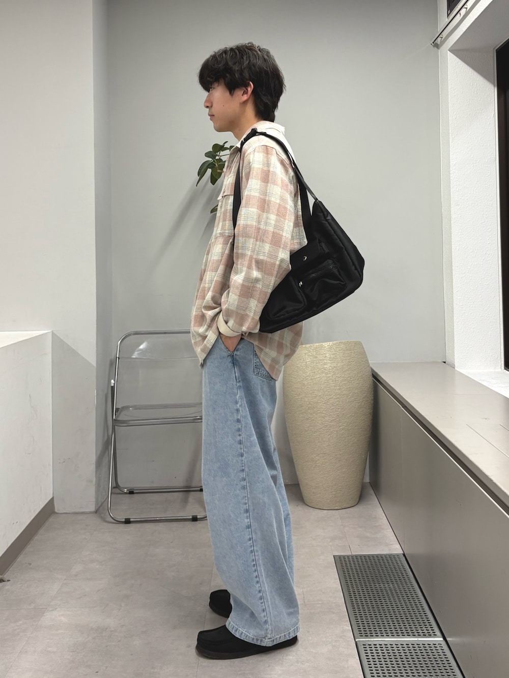 ピンク系のシャツ/ブラウス、ブラック系のショルダーバッグ、ブルー系のデニムパンツを着用したメンズの春コーディネートの2枚目の写真