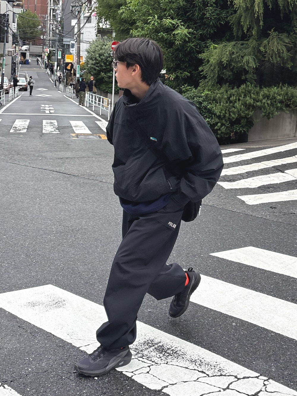 ブラック系のナイロンジャケット、ブルー系のニット/セーターを着用したメンズの秋コーディネートの2枚目の写真